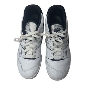 New Balance 550 Unisex White/Navy Sneakers. Size 8 Men/ 9.5 Women.